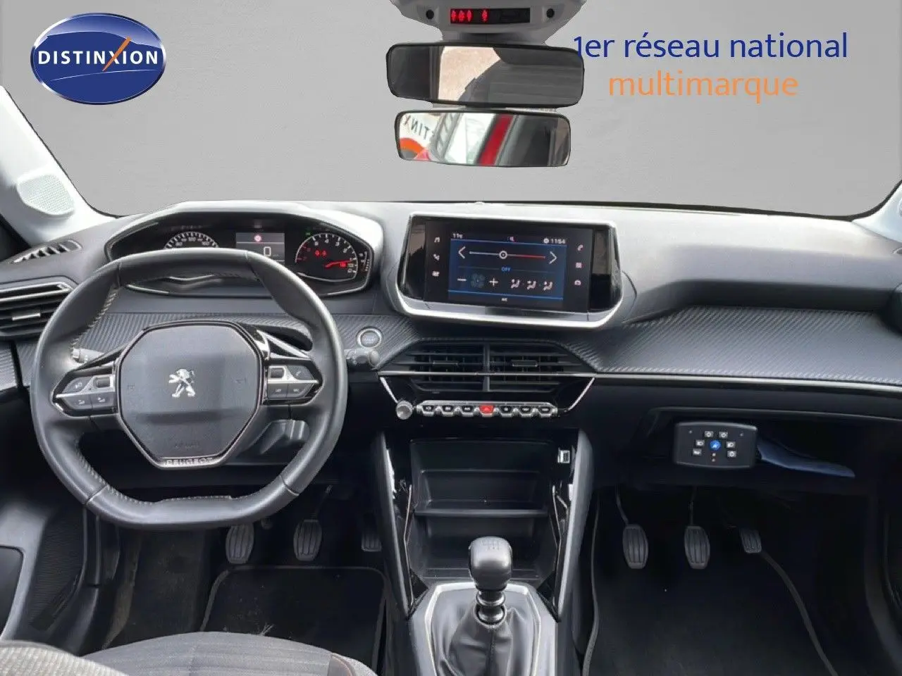 Intérieur Peugeot 208 1.5 BlueHDi 2022 vu de face, tableau de bord noir avec écran tactile et volant compact.