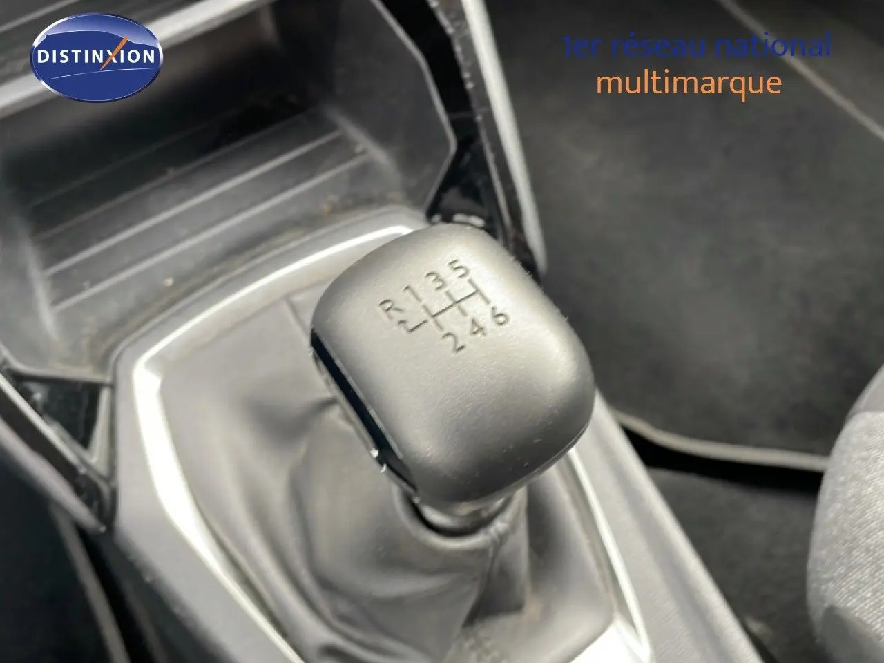 Gros plan sur le levier de vitesse manuel noir de la Peugeot 208 1.5 BlueHDi 100ch Style, intérieur tissu gris.
