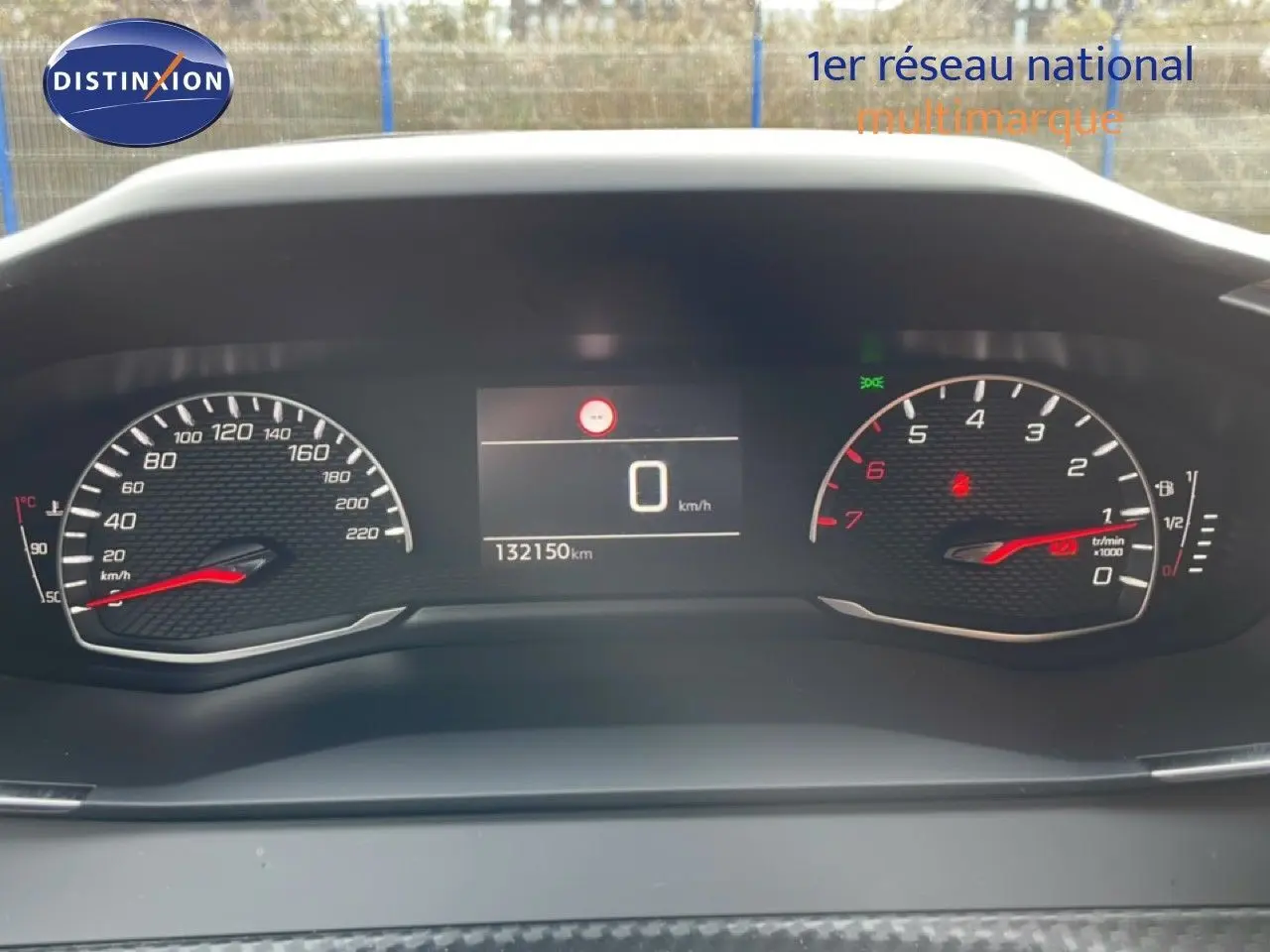 Tableau de bord de Peugeot 208 diesel 2022 montrant compteur vitesse, compte-tours et kilométrage à 132150 km.