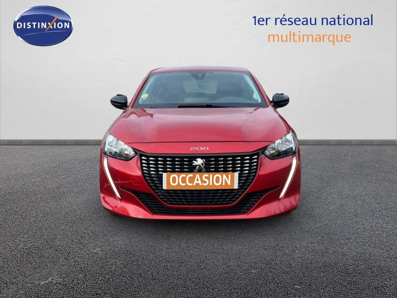 Vue avant d'une Peugeot 208 rouge Elixir Metal avec calandre noire et feux LED en forme de griffes.