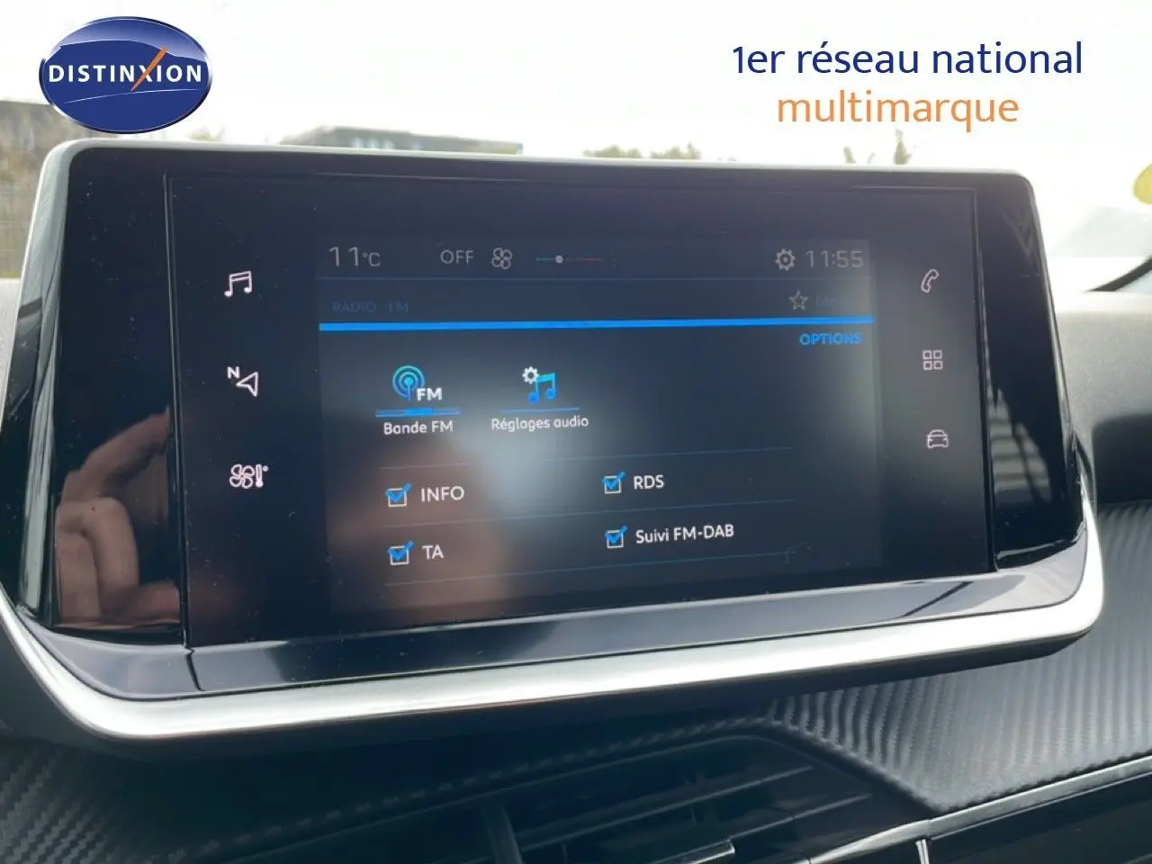 Écran tactile central de la Peugeot 208 1.5 BlueHDi 100ch Style, affichant les réglages radio FM.