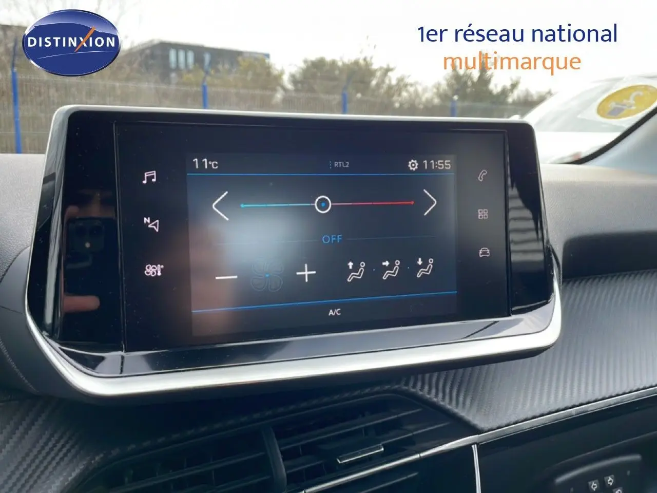 Écran tactile central du tableau de bord de la Peugeot 208 1.5 BlueHDi 2022, affichant les réglages de climatisation.