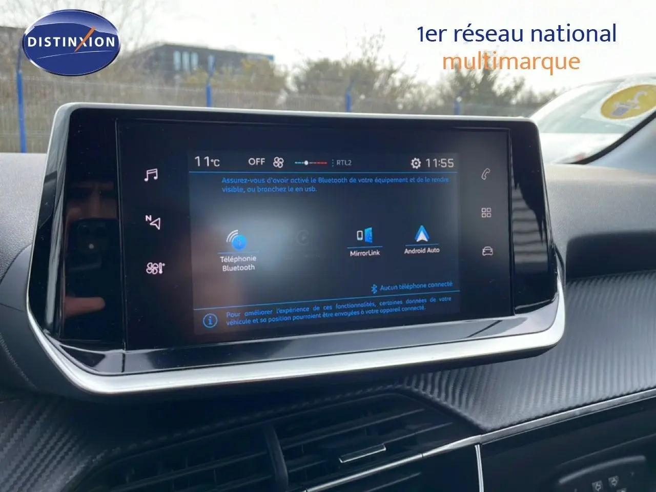 Écran tactile central du tableau de bord de la Peugeot 208 2022, affichant les options Bluetooth et Android Auto.