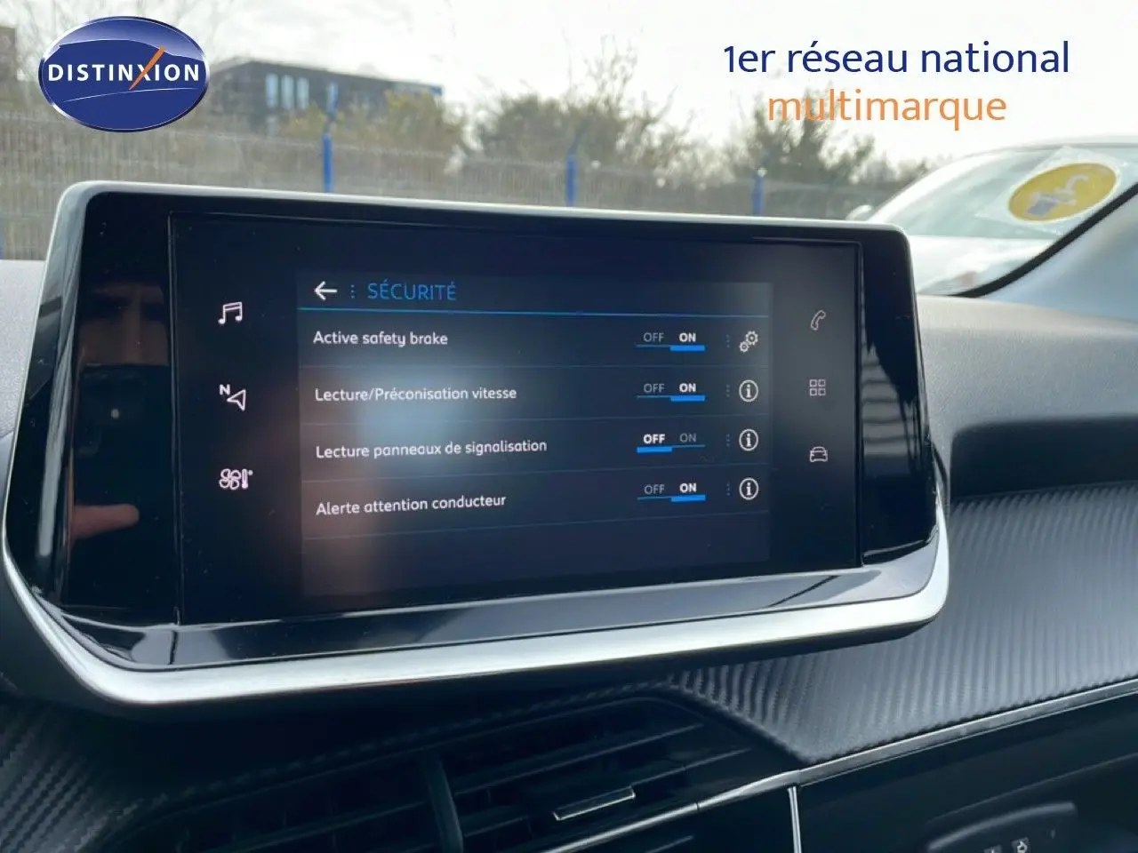 Écran tactile central du tableau de bord de la Peugeot 208 1.5 BlueHDi 2022 affichant les options de sécurité activées.
