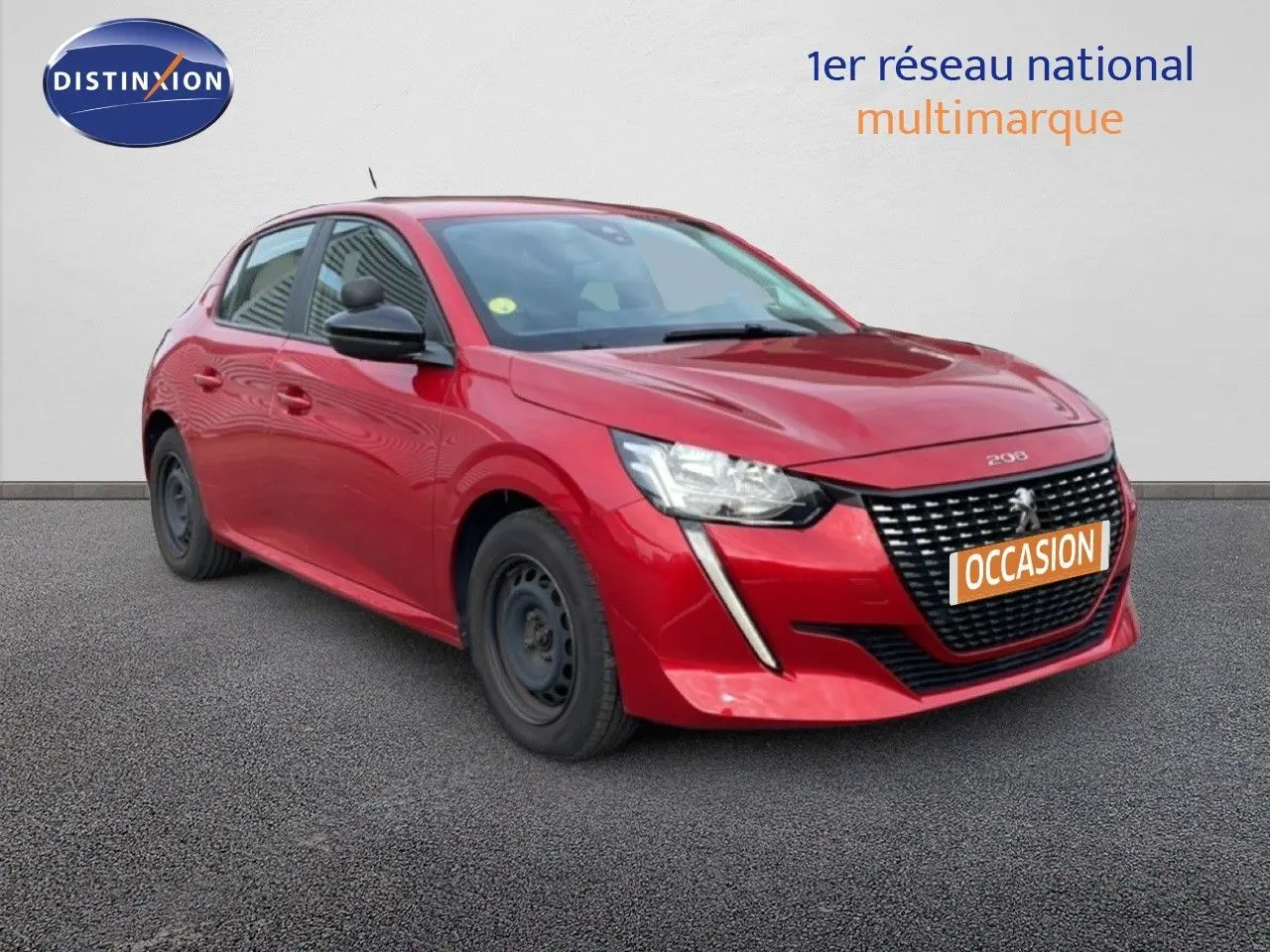 PEUGEOT 208 rouge Elixir métal vue 3/4 avant droit avec calandre noire et jantes acier noires.