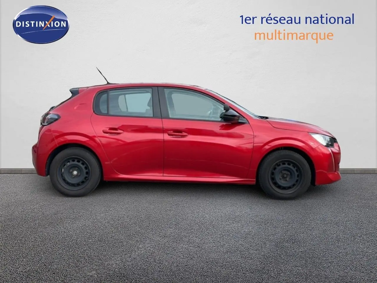 Profil droit d’une Peugeot 208 1.5 BlueHDi 100ch Style 2022 en rouge Elixir Metal avec jantes acier noires.