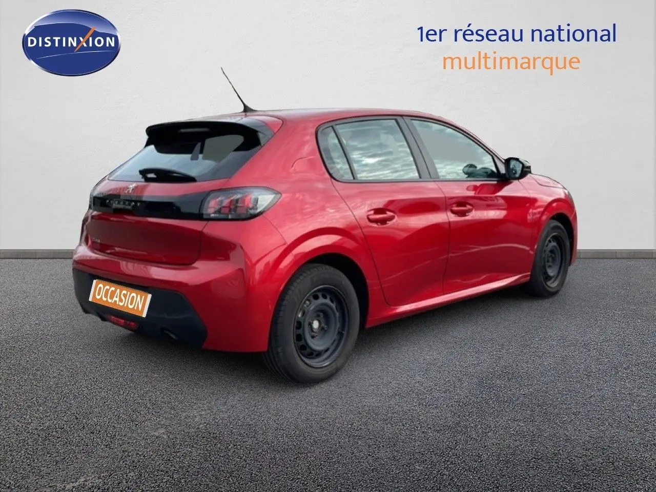 Vue 3/4 arrière droite d'une Peugeot 208 rouge Elixir métal 2022 avec jantes tôles noires et cinq portes.