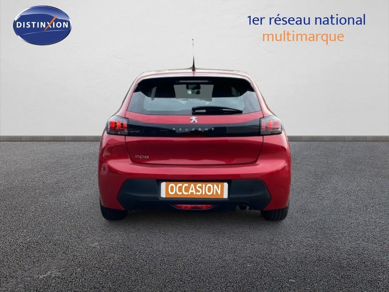 Vue arrière d'une Peugeot 208 rouge Elixir Metal de 2022 avec feux LED et plaque d'occasion visible.