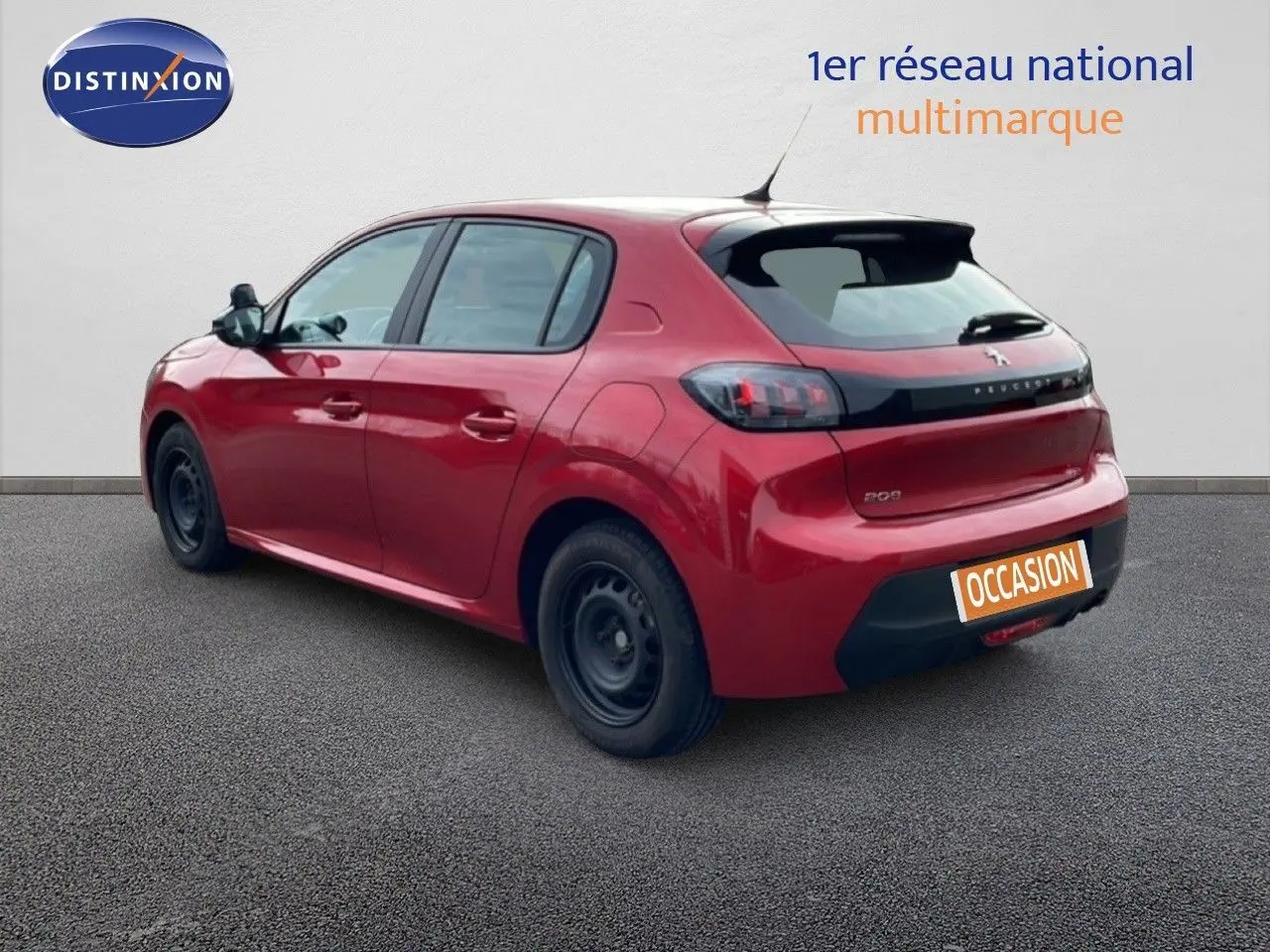 Vue 3/4 arrière gauche d'une Peugeot 208 rouge Elixir métal avec jantes tôles et feux arrière LED.