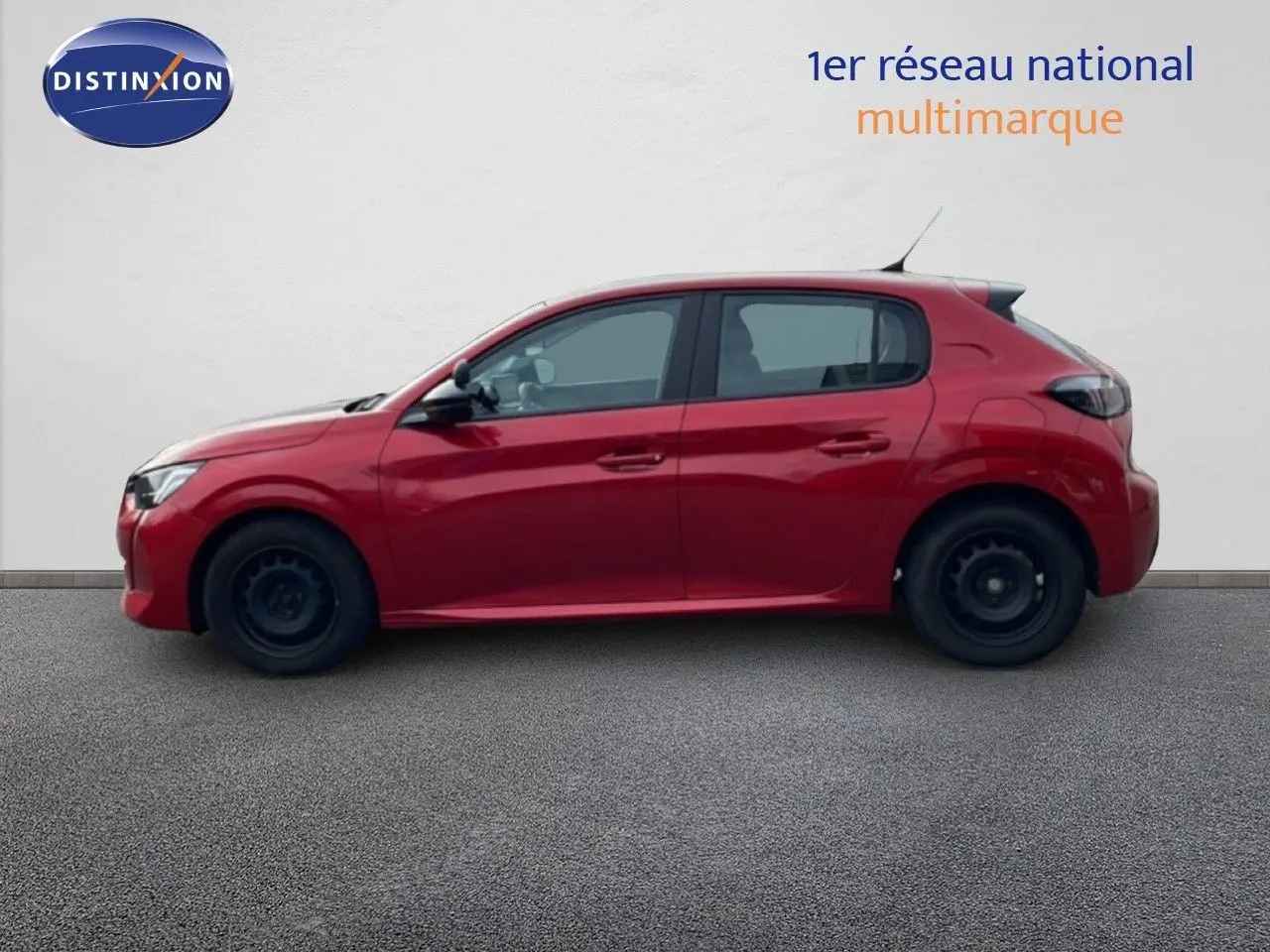 Profil côté gauche d'une Peugeot 208 1.5 BlueHDi 100ch Style 2022 en rouge Elixir Metal avec jantes acier noires.