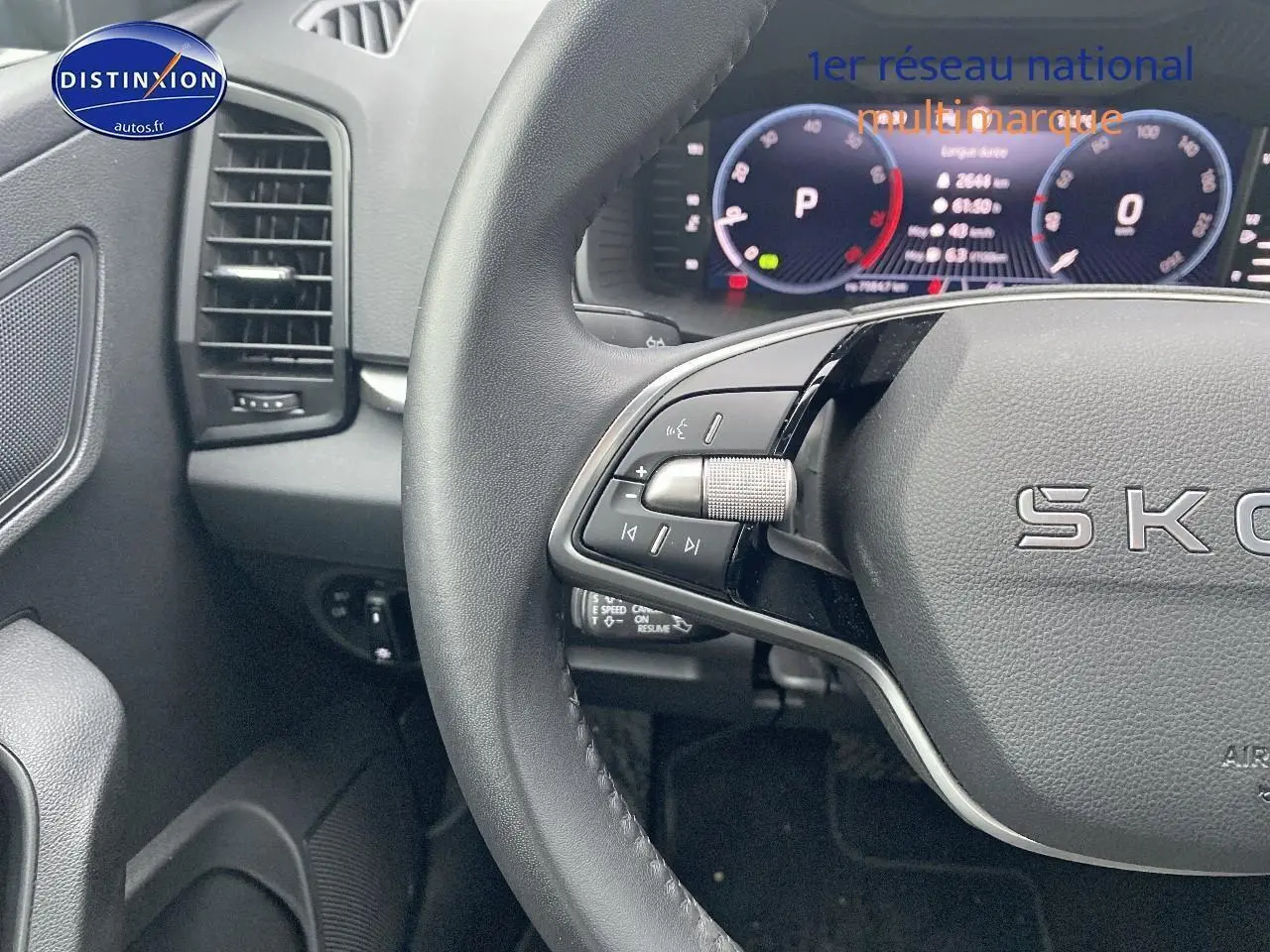 Vue rapprochée du volant cuir noir de la Skoda Karoq 2025 avec commandes multifonctions et tableau de bord numérique.