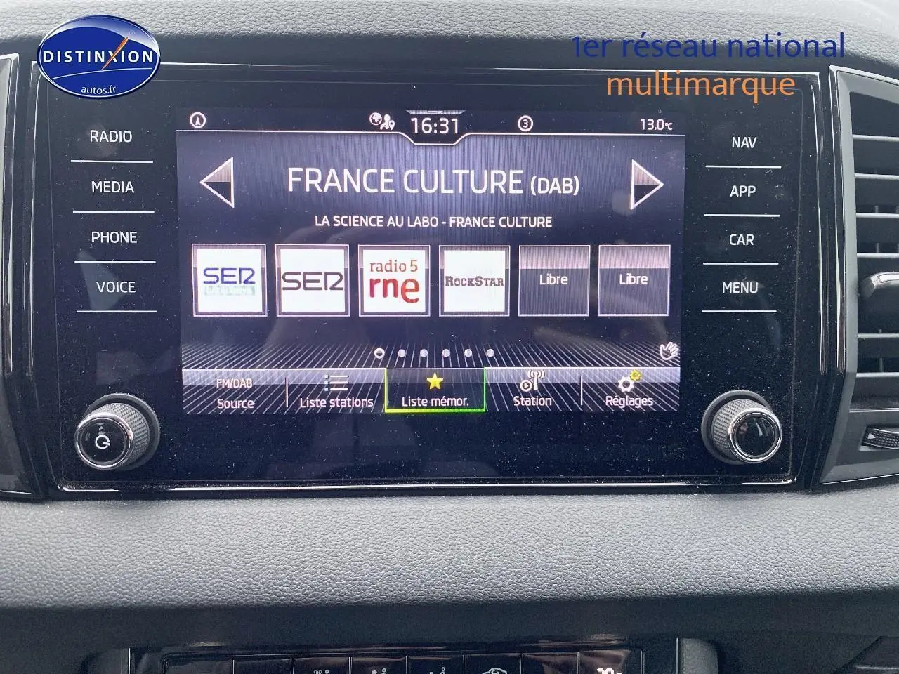 Vue rapprochée de l'écran tactile central du Skoda Karoq 2025 noir, affichant les stations radio DAB et commandes multimédia.