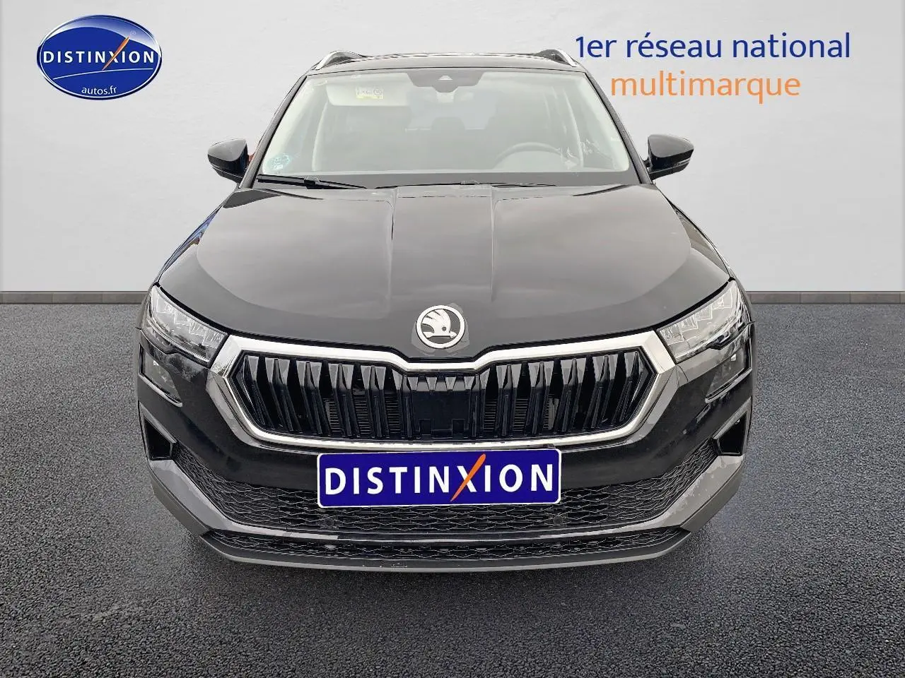 Vue frontale d'un Skoda Karoq noir 2025 avec calandre chromée et logo distinctif au centre.