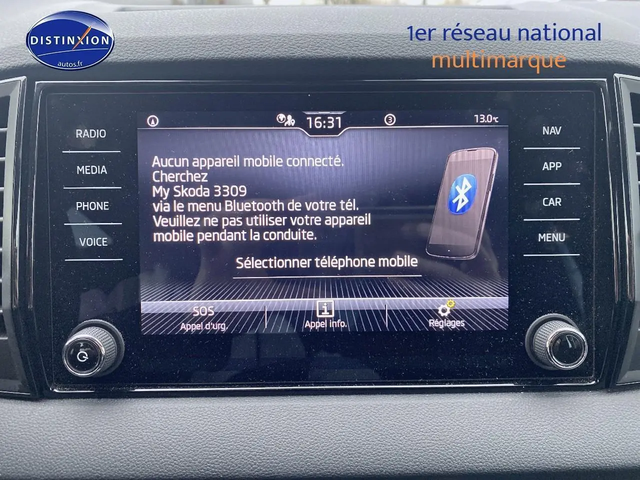 Écran tactile central du tableau de bord du Skoda Karoq 2025 affichant menu Bluetooth et options connectées.