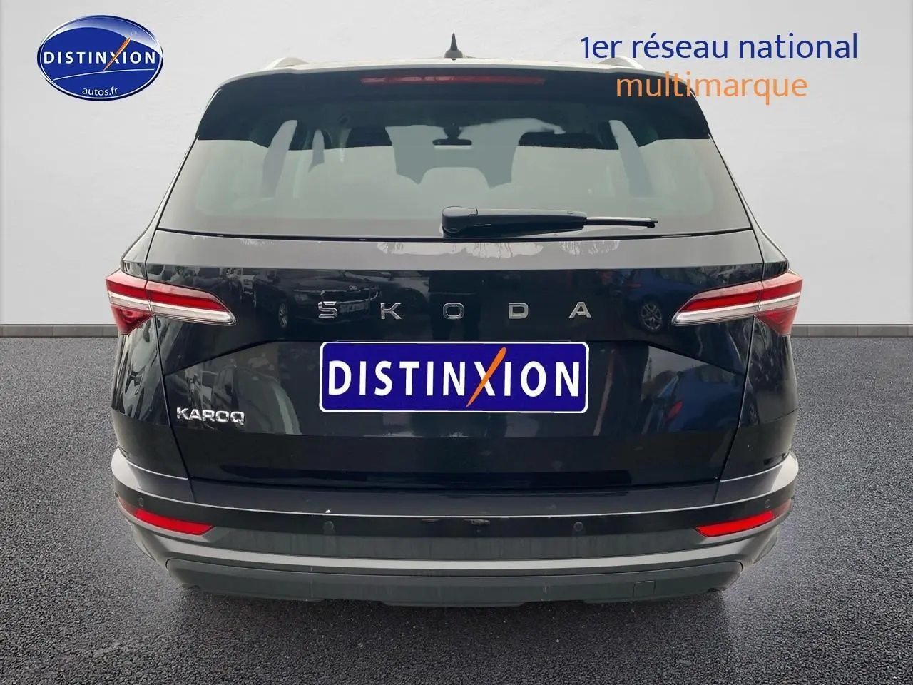 Vue arrière d'un Skoda Karoq noir 2025 avec feux arrière LED et logo distinctif sur fond neutre.