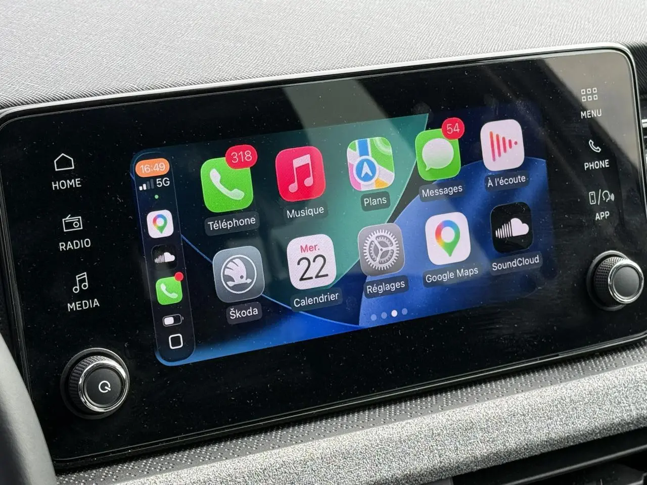 Écran tactile central 8,25 pouces du Skoda Scala TSI 116 DSG7 Sélection affichant l'interface smartphone connectée.