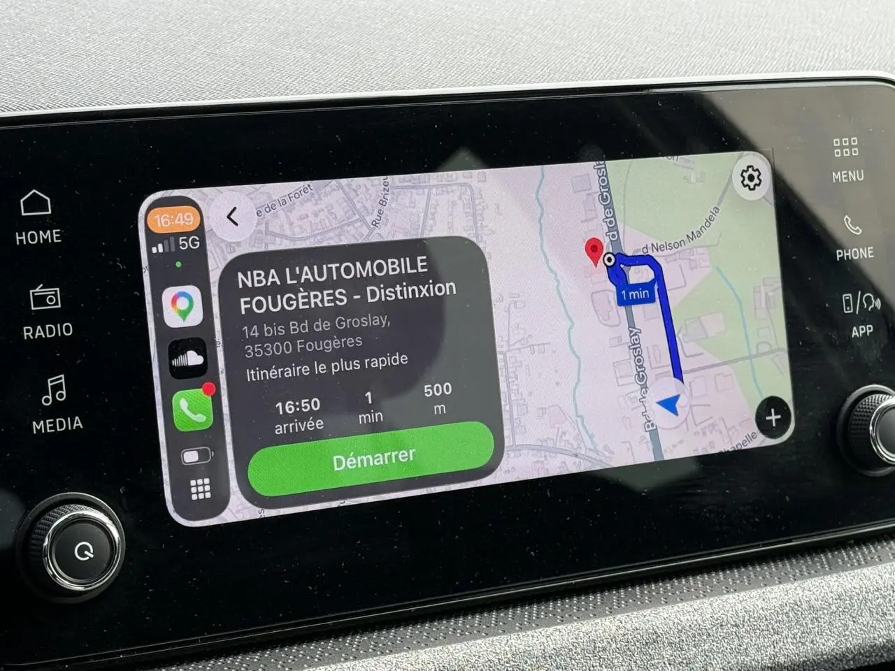 Écran tactile central de la Skoda Scala TSI 116 DSG7 blanc Glacier montrant une navigation GPS active.