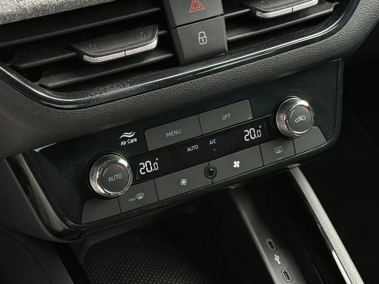 Détail de la console centrale noire de la Skoda Scala 2025 montrant la climatisation automatique bi-zone à 20°C.