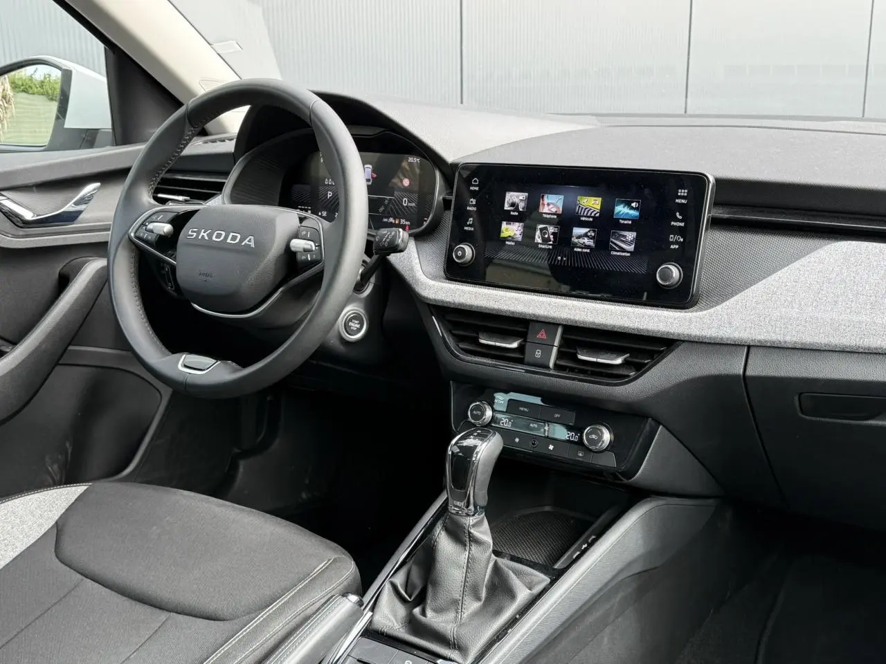 Vue intérieure côté conducteur de la Skoda Scala TSI 116 DSG7 avec volant multifonctions et écran tactile 8,25 pouces.