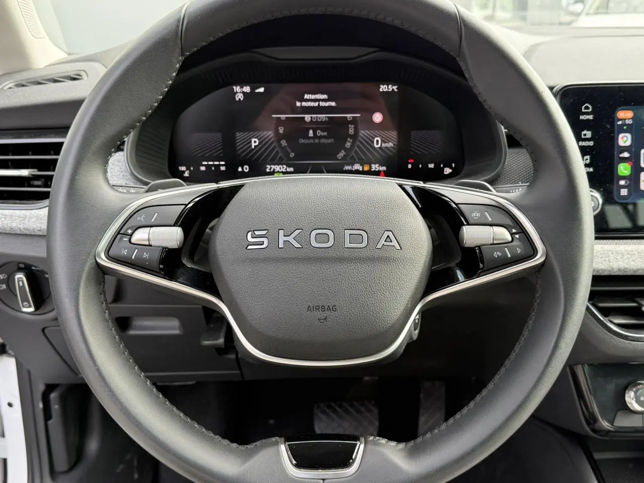 Vue rapprochée du volant noir multifonctions SKODA SCALA 2025 avec tableau de bord digital et écran tactile à droite.