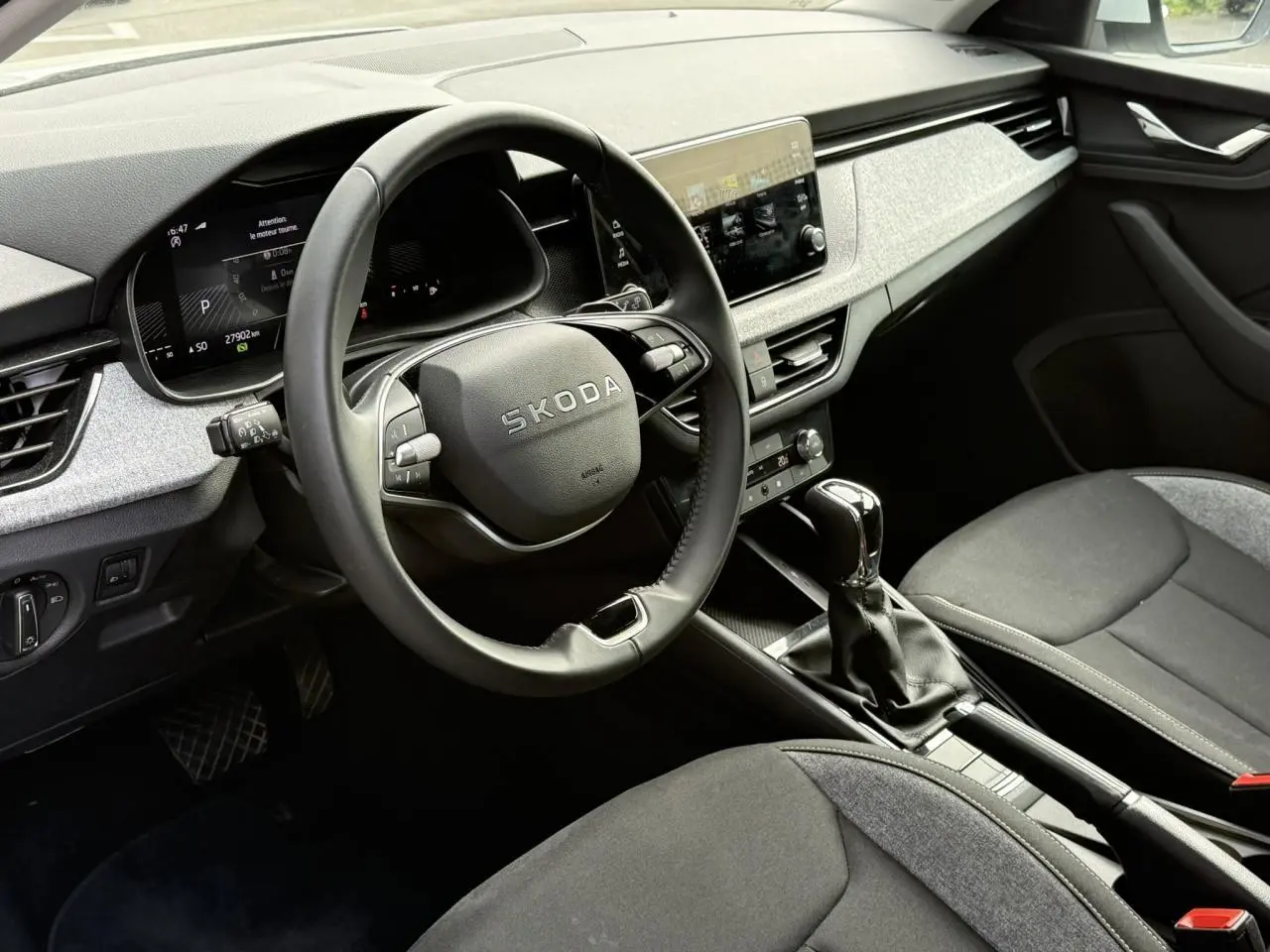 Vue intérieure côté conducteur de la Skoda Scala 2025, volant cuir multifonctions et tableau de bord digital.