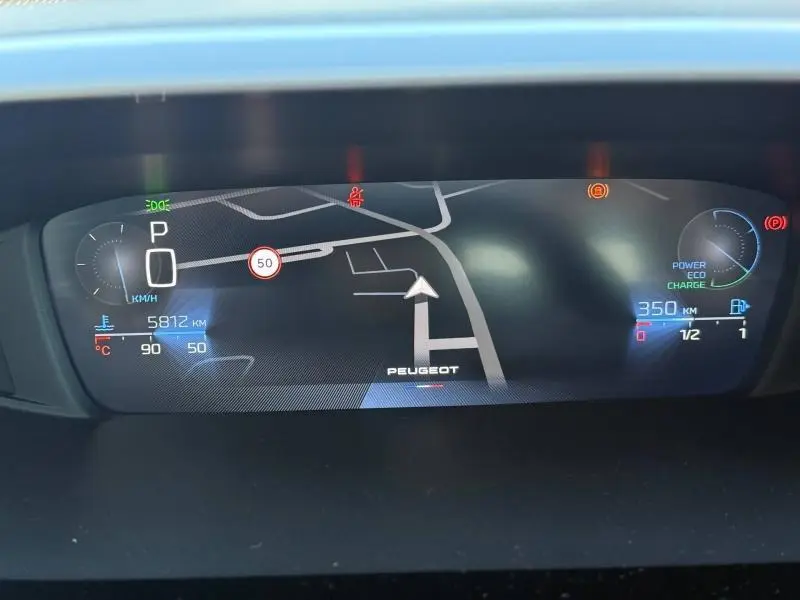 Affichage numérique du tableau de bord du Peugeot 308 hybride 2025, montrant la navigation et les indicateurs de conduite.