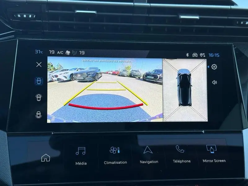Écran intérieur de la Peugeot 308 gris 2025 montrant la caméra de recul avec vue arrière et affichage 360° du véhicule.