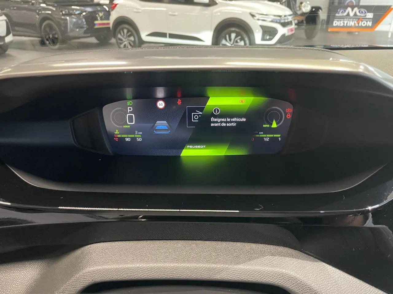 Vue rapprochée du combiné numérique Peugeot 308 2026 affichant des alertes et informations de conduite.