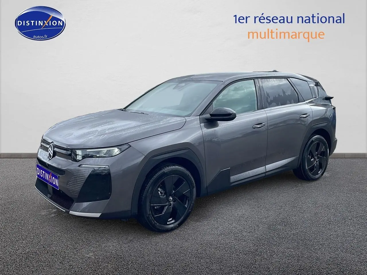 Vue 3/4 avant droite d’un Citroën C5 Aircross gris platinium avec jantes alliage noires et toit noir.