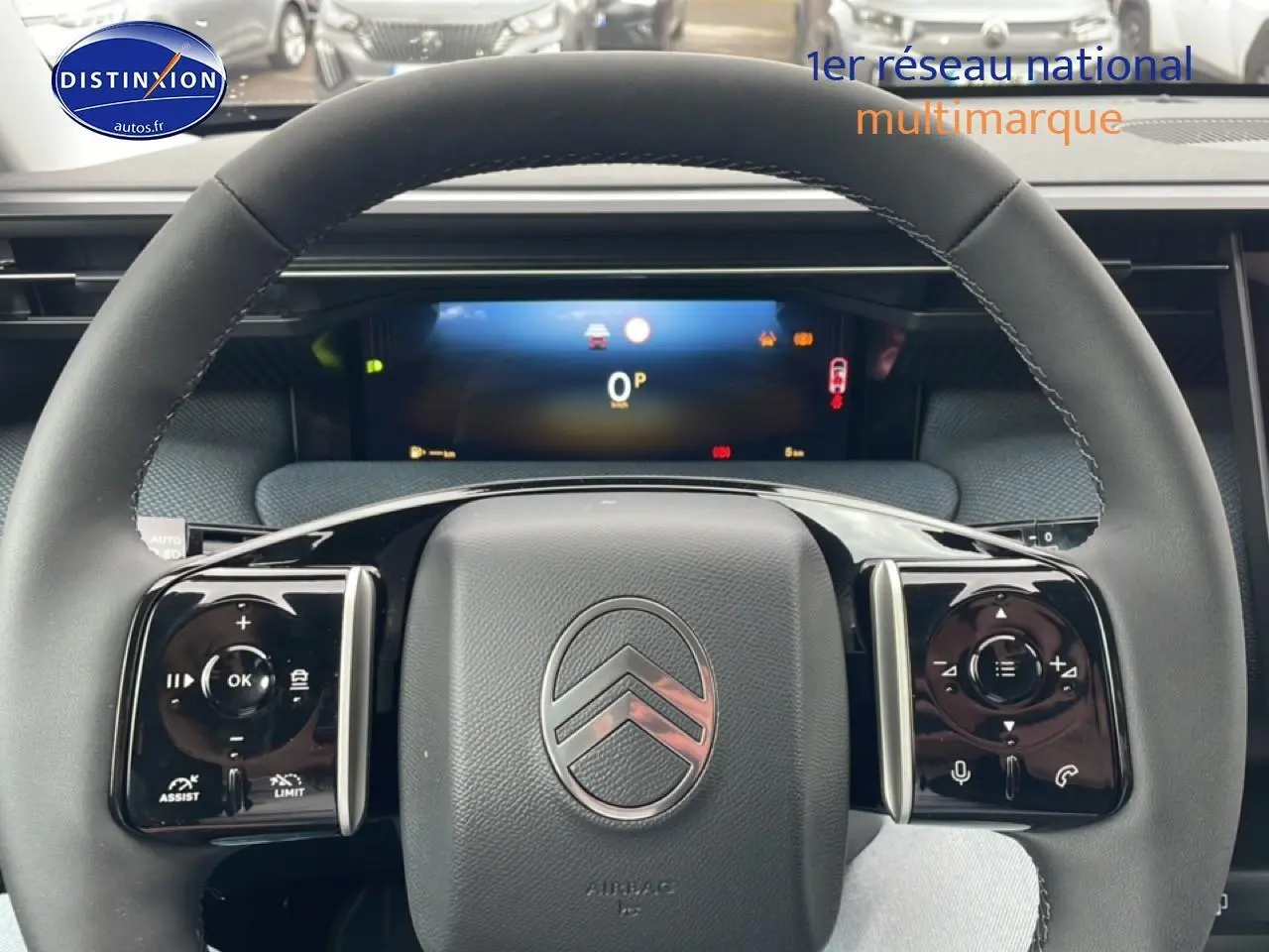 Vue rapprochée du volant multifonction noir du Citroën C5 Aircross avec tableau de bord numérique en arrière-plan.