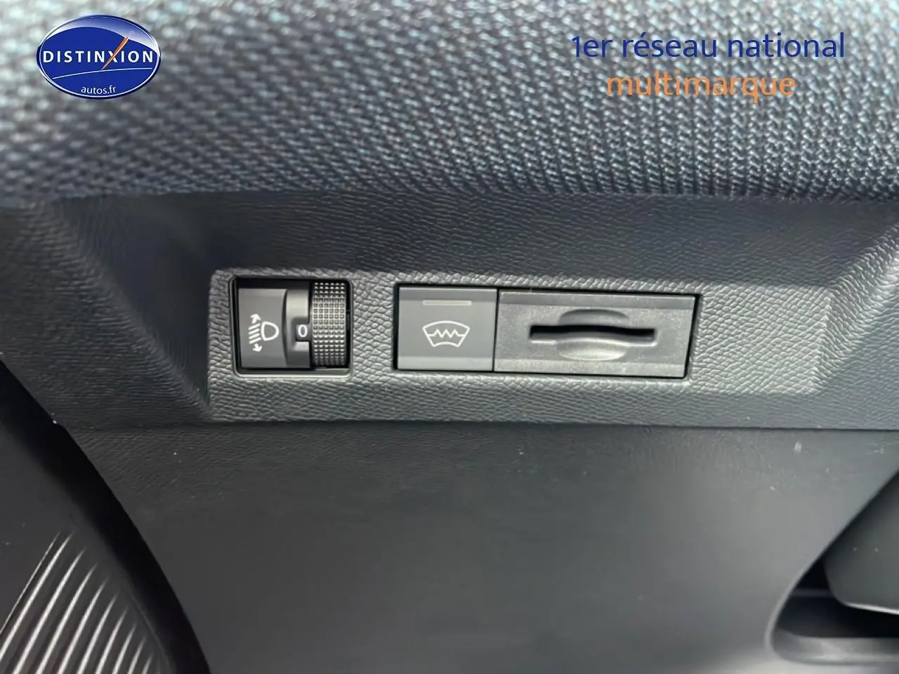 Détail du tableau de bord côté conducteur du Citroën C5 Aircross gris platinium, avec commandes d’éclairage et de désembuage.