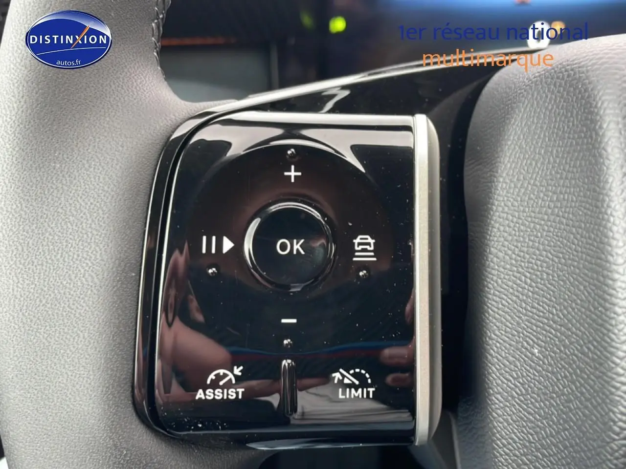 Gros plan sur les commandes au volant du Citroën C5 Aircross gris platinium, boutons de régulateur et assistant de conduite visibles.