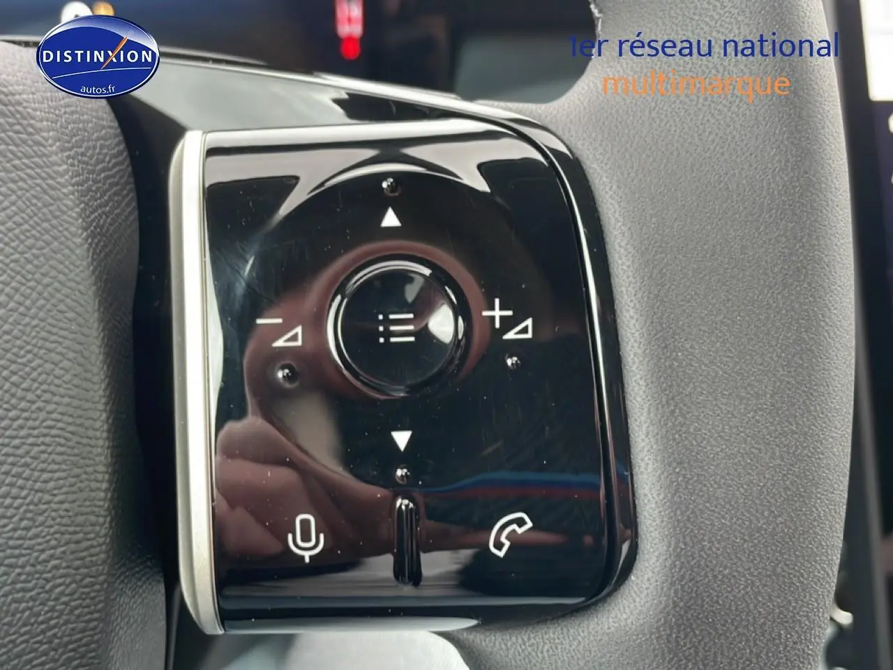Gros plan sur les commandes multifonctions noires du volant du Citroën C5 Aircross hybride gris platinium.