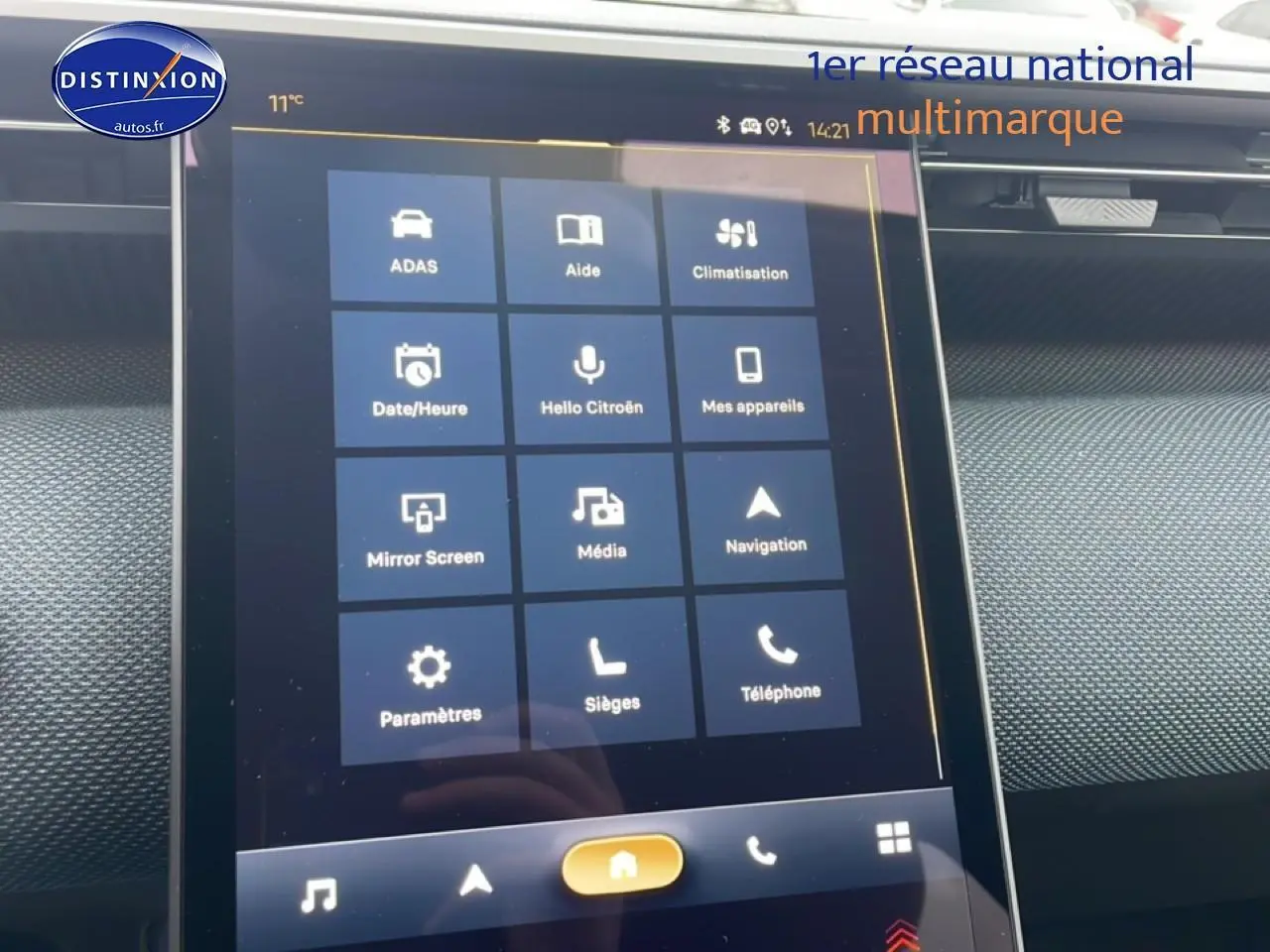 Écran tactile central du tableau de bord du Citroën C5 Aircross gris platinium, affichant le menu principal multimédia.
