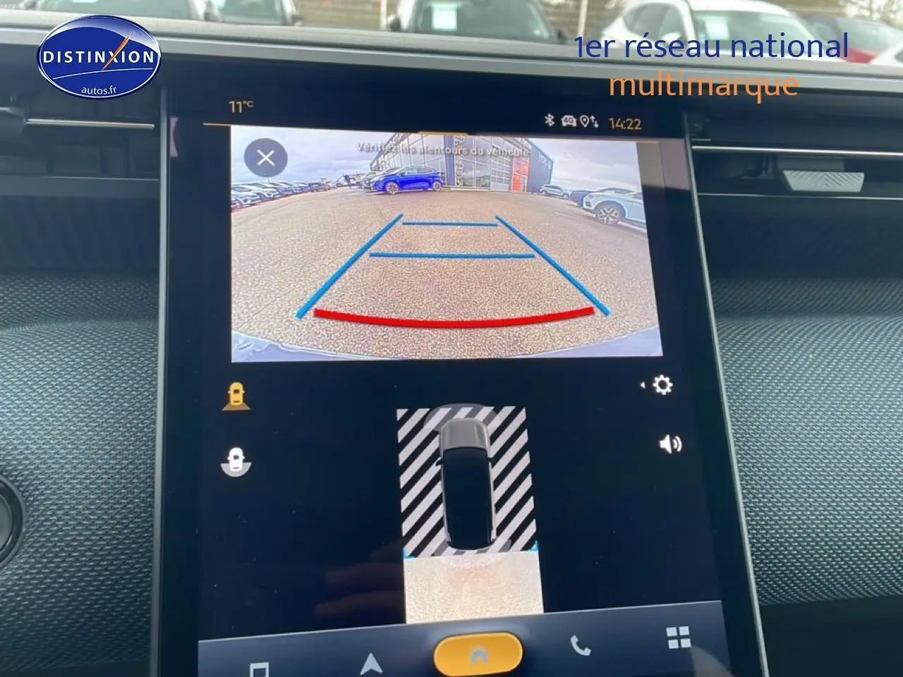 Écran tactile intérieur montrant la caméra de recul et l’aide au stationnement du Citroën C5 Aircross gris platinium.