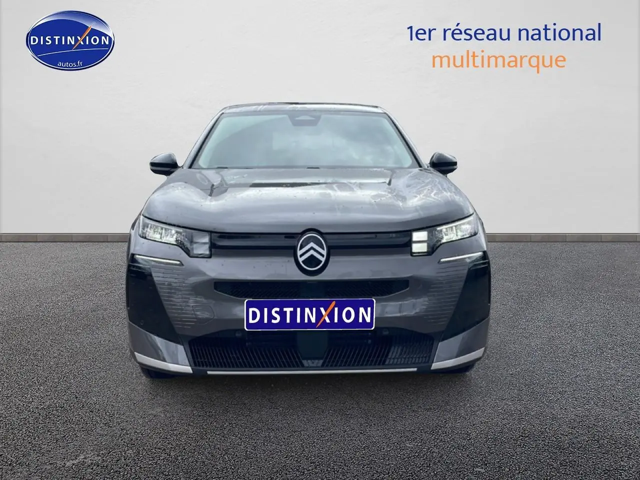 Vue frontale du Citroën C5 Aircross gris platinium 2026 avec phares LED et calandre distinctive noire.