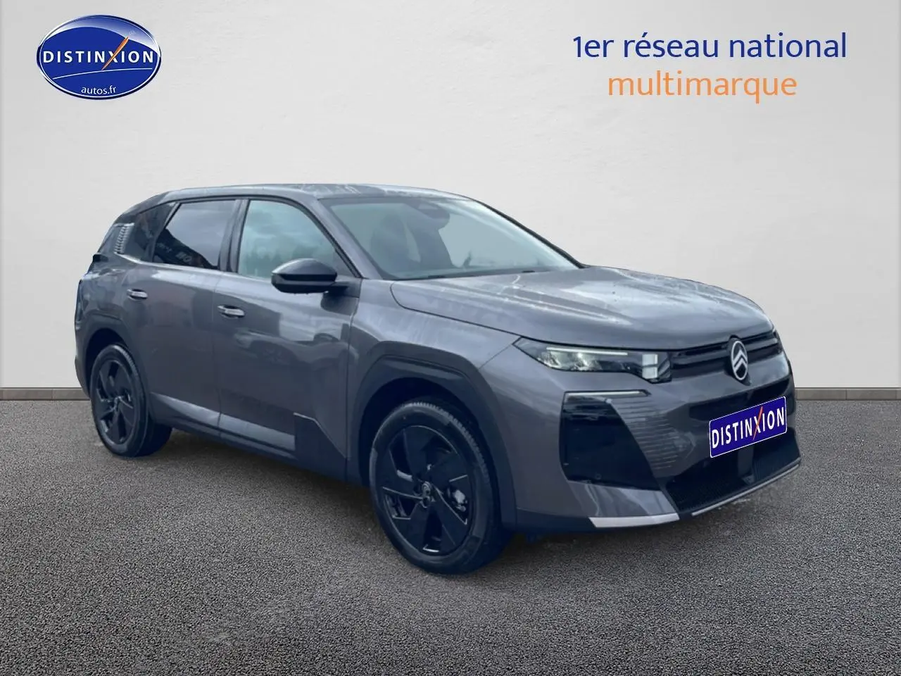 Citroën C5 Aircross gris platinium en 3/4 avant droit avec jantes alliage noires et feux LED distinctifs.