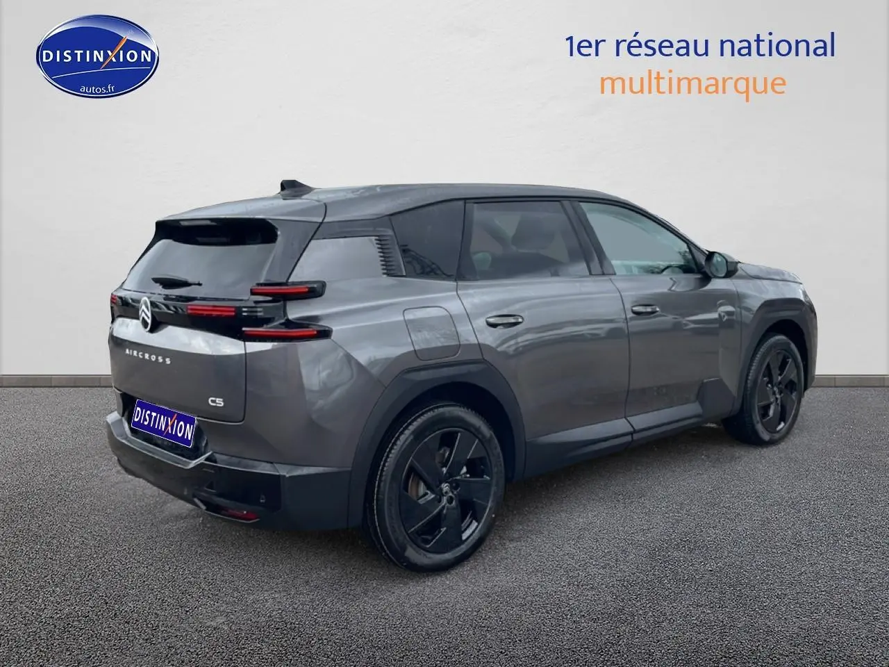 Vue 3/4 arrière droite du Citroën C5 Aircross gris platinium avec jantes alliage noires diamantées.