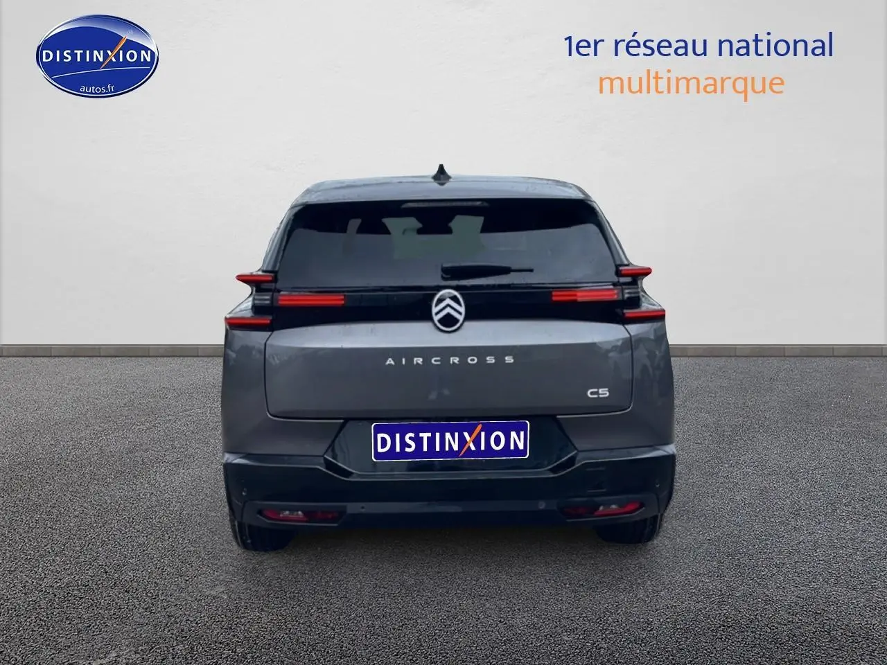 Vue arrière du Citroën C5 Aircross gris platinium 2026 avec feux arrière LED horizontaux et logo centré.