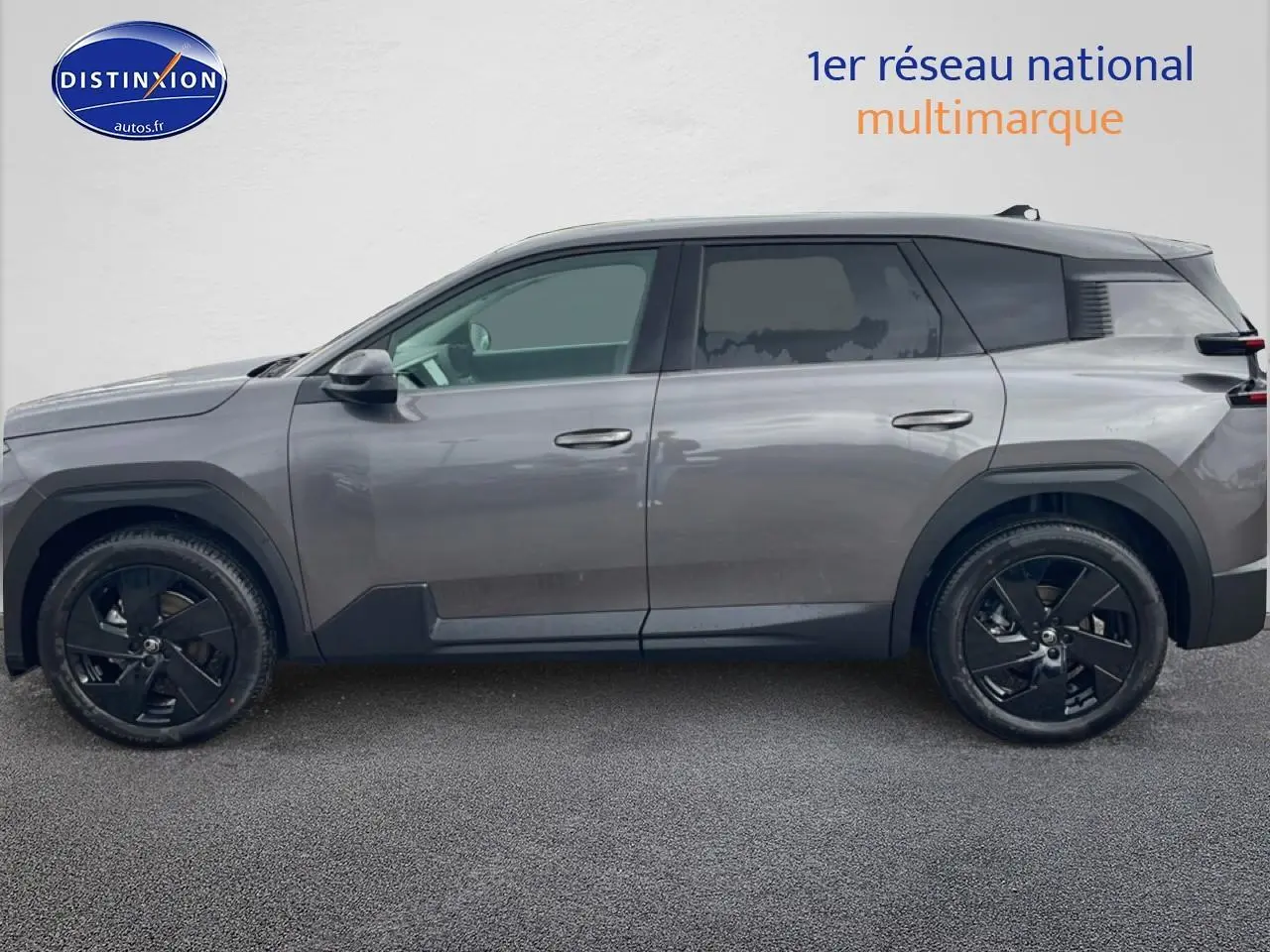Profil côté gauche du Citroën C5 Aircross gris platinium 2026 avec jantes alliage noires et vitres surteintées.