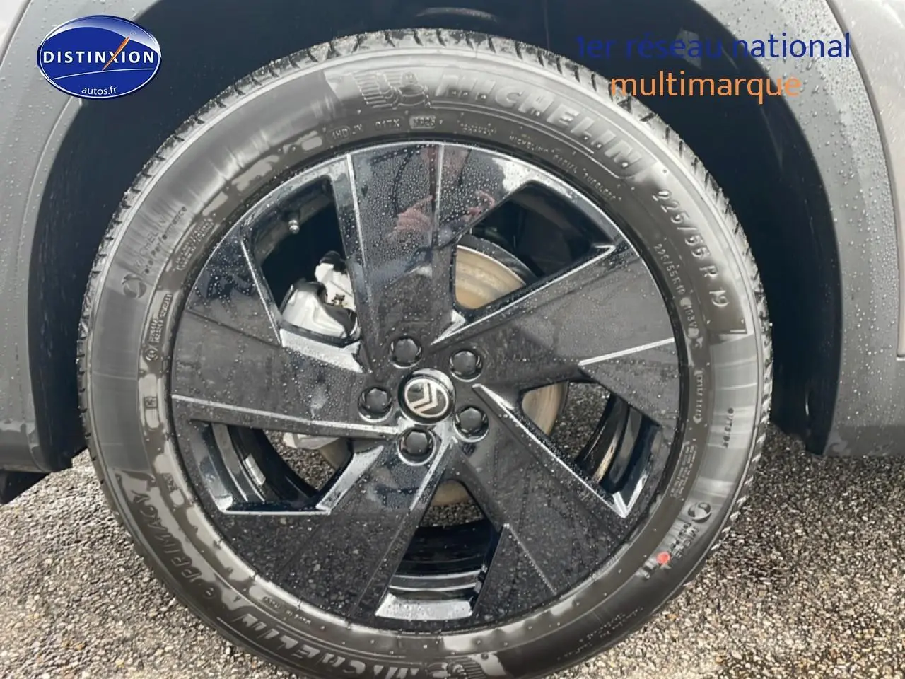Gros plan sur la jante alliage noire diamantée 19 pouces du Citroën C5 Aircross gris platinium, avec pneu Michelin.