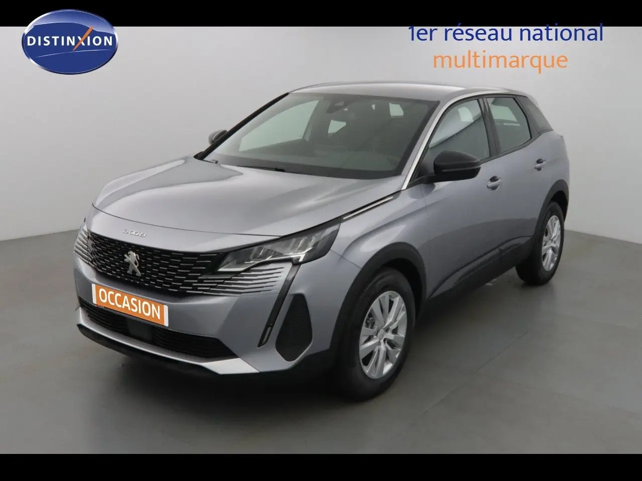 Peugeot 3008 gris Artense métal en 3/4 avant droit, mettant en valeur sa calandre distinctive et ses phares LED.