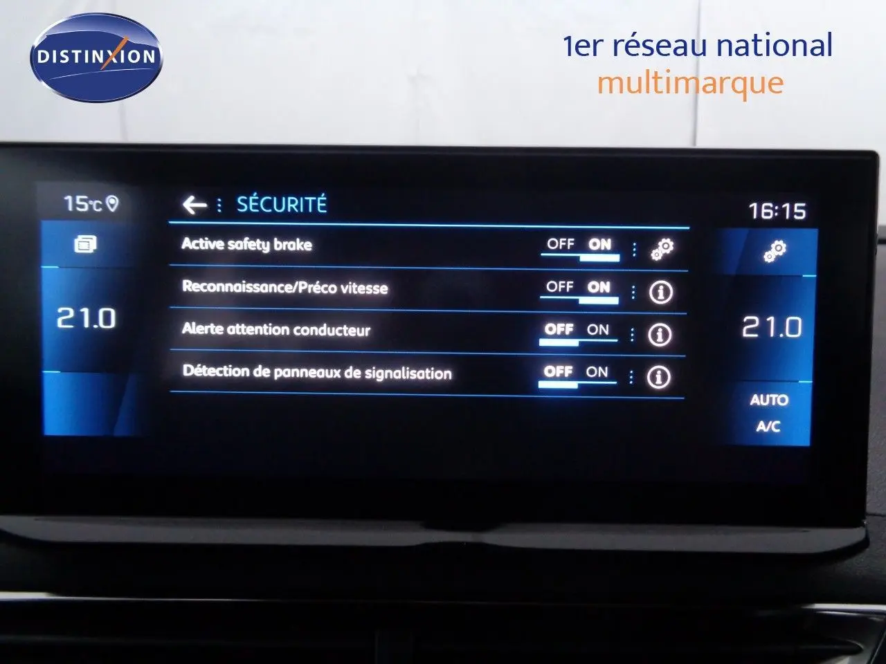 Écran tactile intérieur du Peugeot 3008 gris Artense, affichant les réglages de sécurité et la climatisation à 21°C.