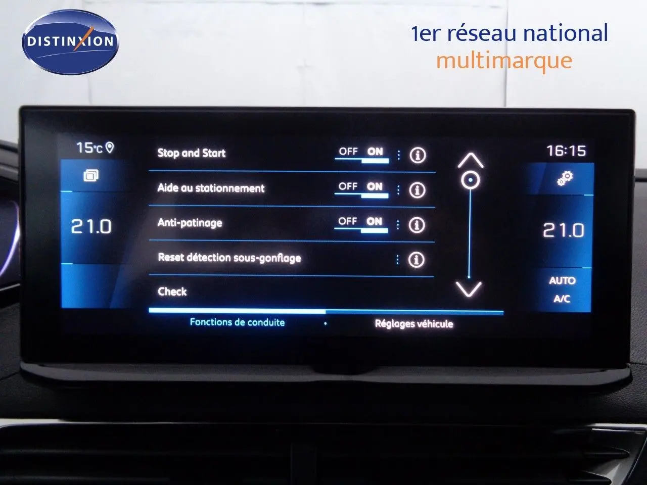 Écran tactile central du Peugeot 3008 gris Artense 2023 affichant les réglages d'aide à la conduite et climatisation à 21°C.
