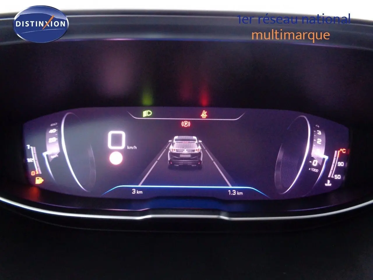 Affichage numérique du tableau de bord du Peugeot 3008 2023 montrant la vitesse à 0 km/h et l'alerte de frein à main activée.