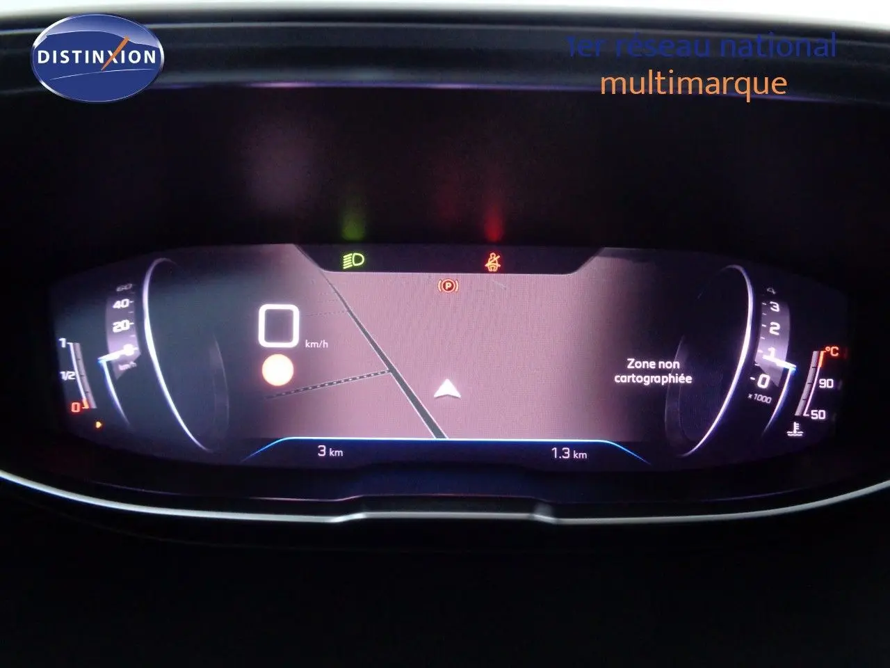 Tableau de bord numérique du Peugeot 3008 2023 affichant la vitesse à 0 km/h et une zone non cartographiée sur la navigation.