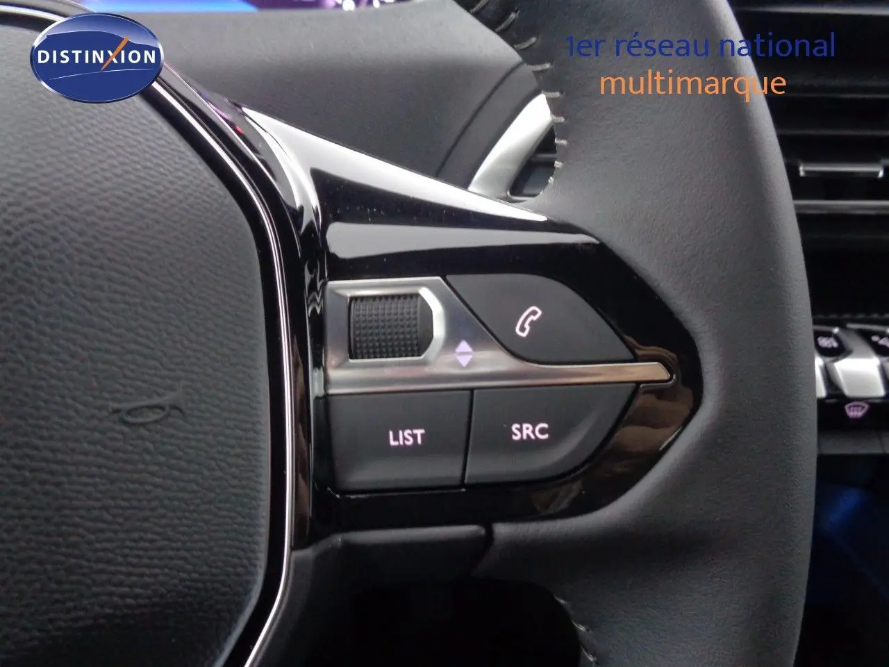 Gros plan sur les commandes gauche du volant en cuir noir du Peugeot 3008 gris Artense, avec boutons LIST et SRC.