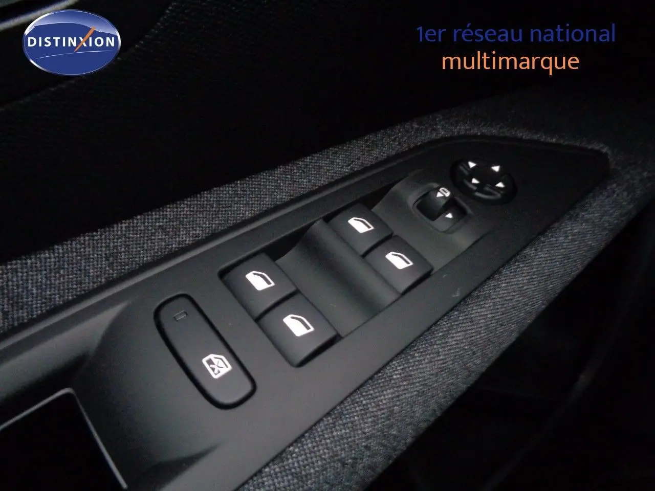 Commande des vitres électriques et réglage des rétroviseurs sur la porte côté conducteur du Peugeot 3008 gris Artense 2023.