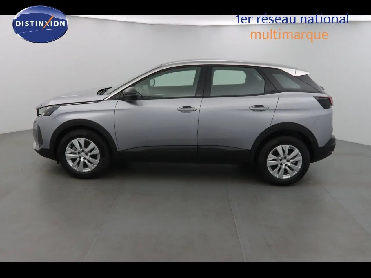 Peugeot 3008 gris Artense métal vu de profil côté gauche dans un studio lumineux et épuré.