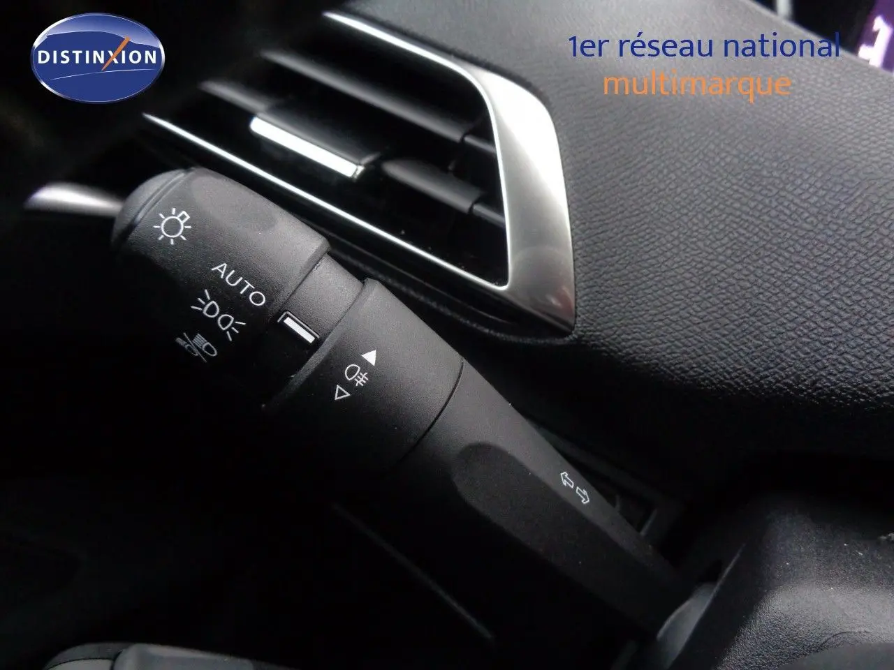 Gros plan sur la commande des phares et clignotants du Peugeot 3008 gris Artense, avec la sortie d'air chromée en arrière-plan.